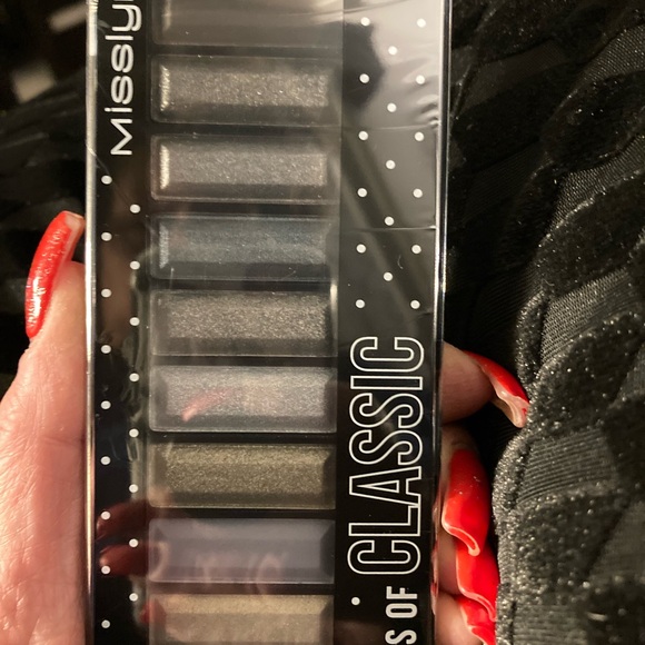 Eyeshadow-Misslyn Eyeshadow Shades, Shade Of Nude, Pigmented Black Smokey nwt - Picture 7 of 9